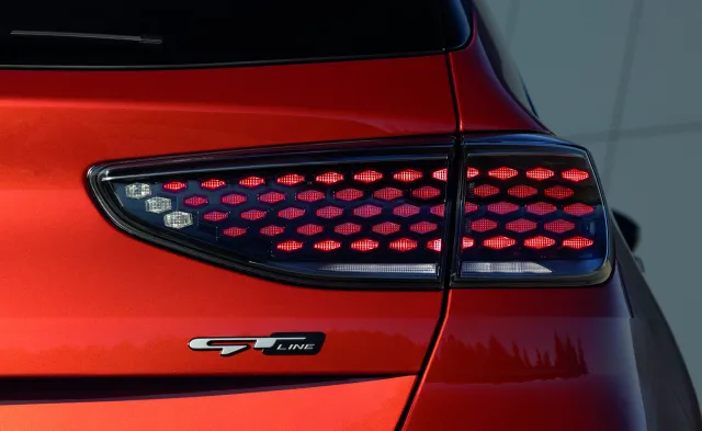 Oto Kia Ceed z nową twarzą, nie tylko tygrysi nos zanika