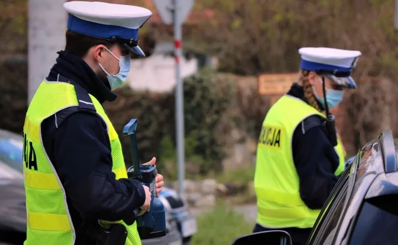 Padło dziewięć strzałów, sześć trafiło w samochód. Akcja policji w Pszczynie