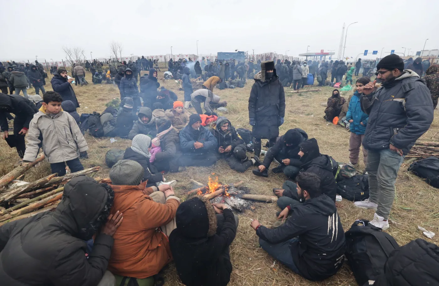 Na granicy "względny spokój". Migranci "są w koczowisku, gdzie siedzą i palą ogniska"