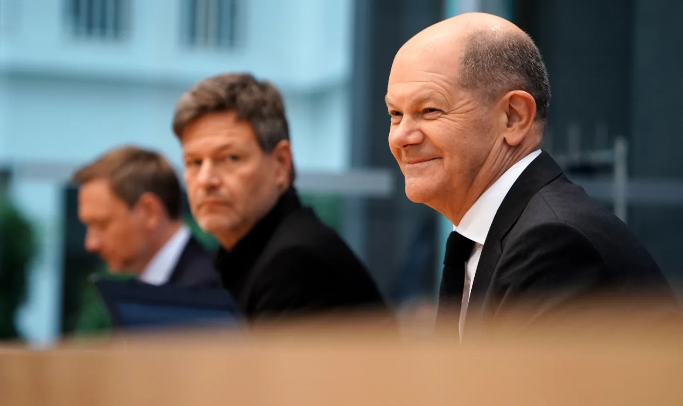 Umowa koalicyjna SPD, Zielonych i FDP. Polska wymieniana dwa razy