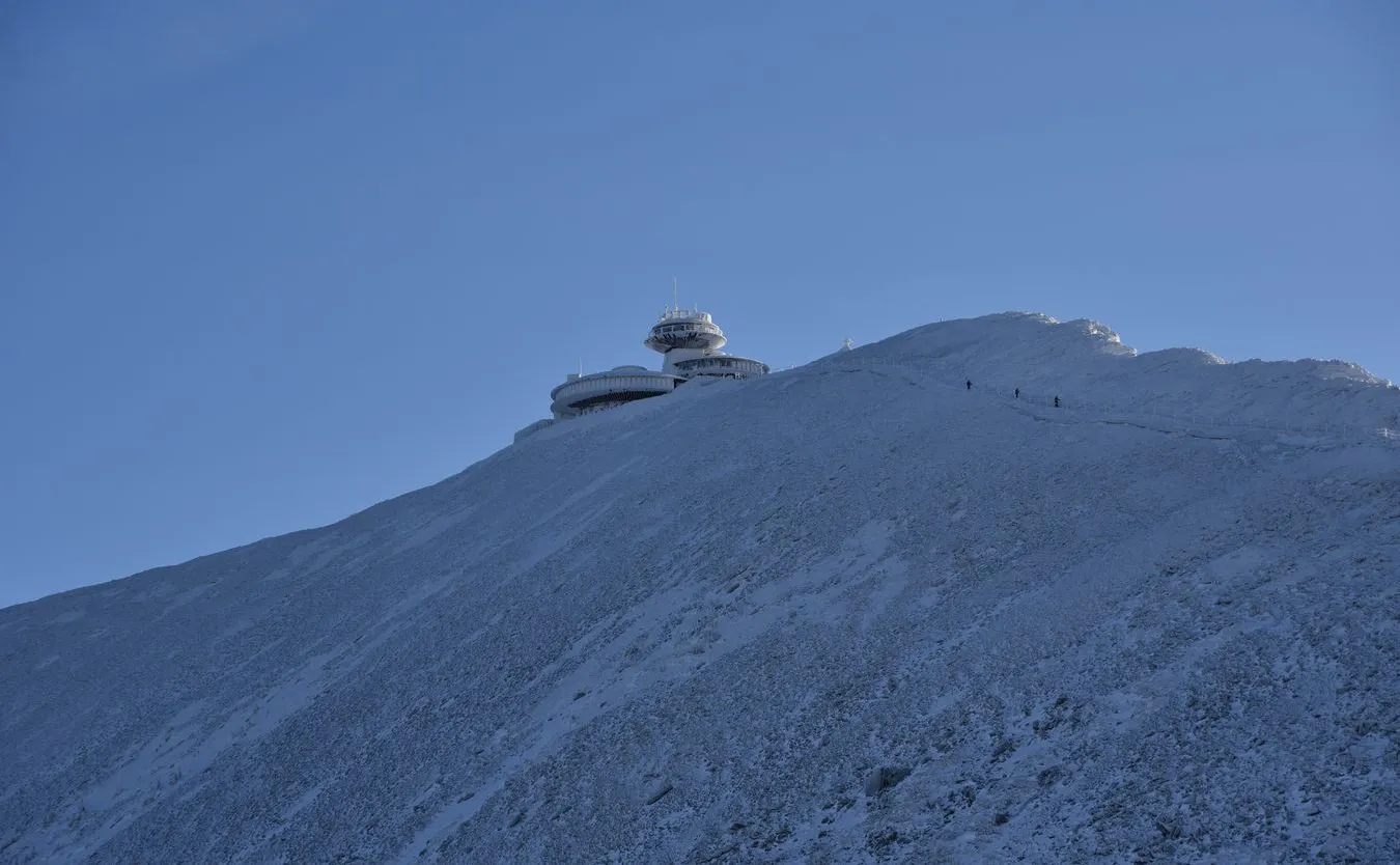 W szortach na Śnieżkę. Uratowany przez goprowca turysta zwrócił skradzioną mu kurtkę