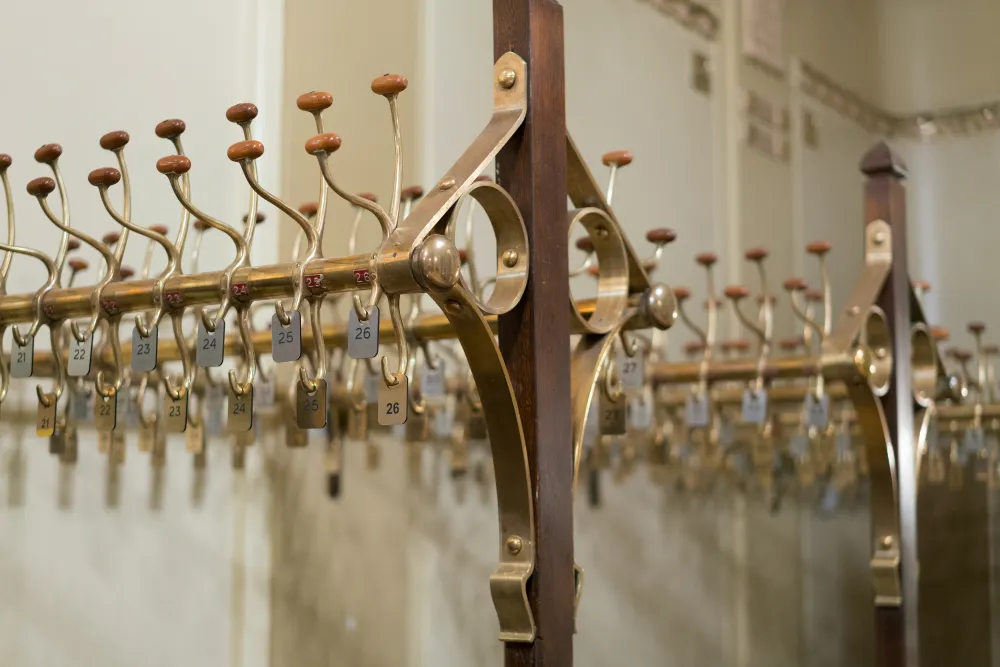 "Nie mamy pańskiego płaszcza...". UOKiK o szatniach i zaginięciach garderoby