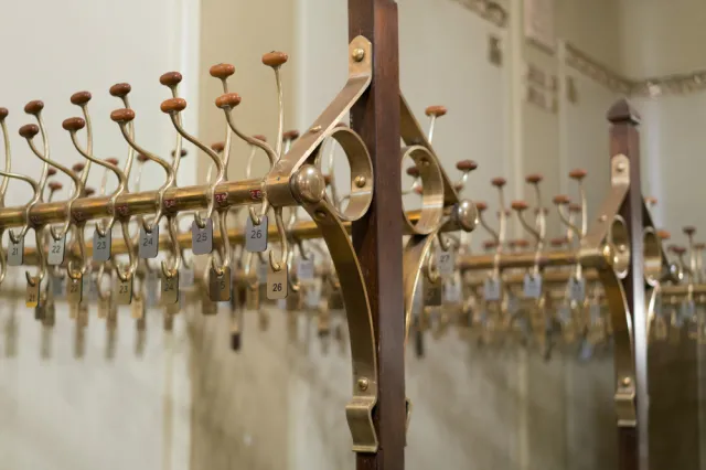 "Nie mamy pańskiego płaszcza...". UOKiK o szatniach i zaginięciach garderoby