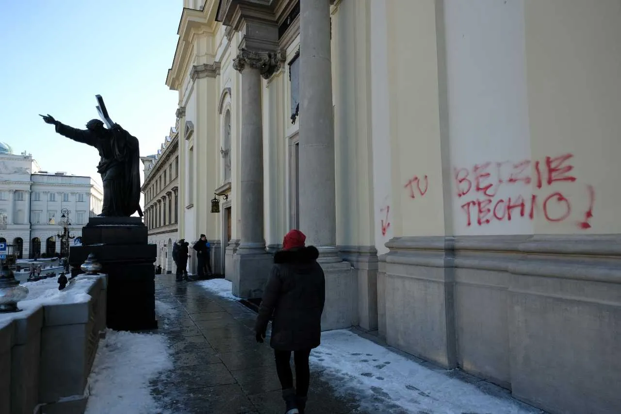 W wigilijną noc na kościele św. Krzyża w Warszawie pojawiły się napisy. Zatrzymano podejrzanego