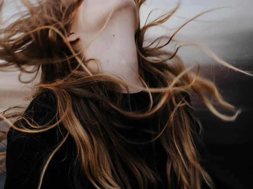 Pielęgnacyjne drobiazgi, które pozwolą włosom lepiej znieść zimę