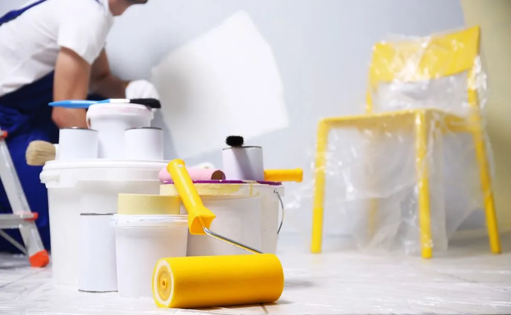 Tylko co czwarty Polak zleca prace remontowe profesjonalistom. Większość robi je samodzielnie