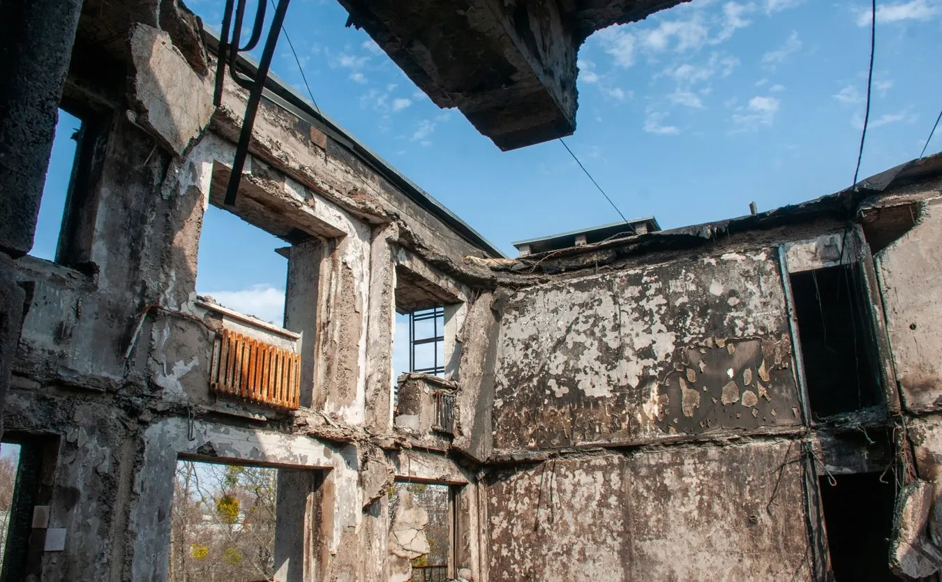 Mer Charkowa: Rosjanie ostrzeliwali osiedla mieszkaniowe, są zabici i ranni