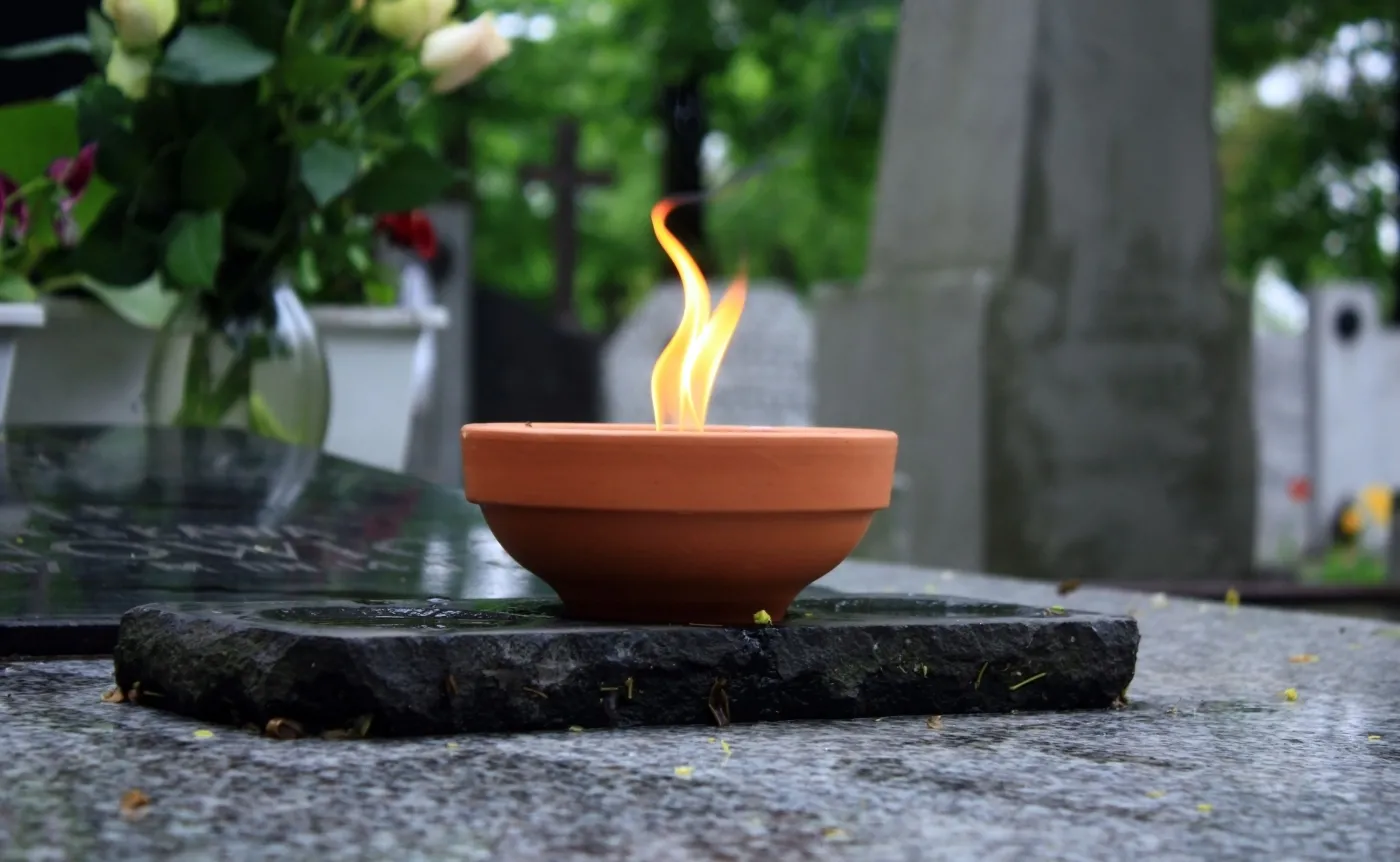Zdewastowany cmentarz w Piekarach Śląskich. Policja szuka wandali
