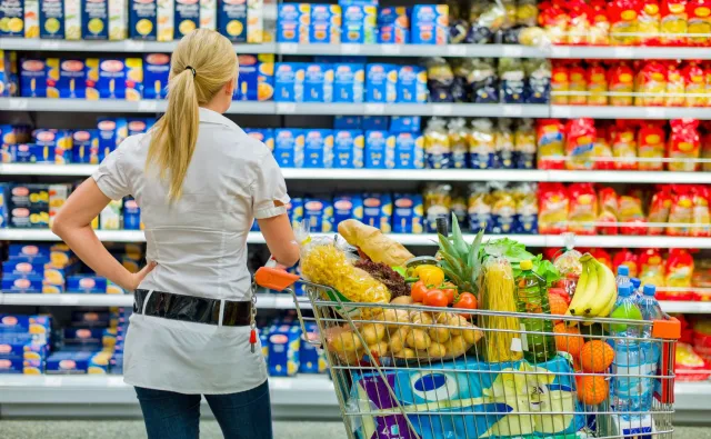 Kowalski na zakupach. Za co zapłaci więcej niż przed rokiem? A co kupi teraz taniej? [ZESTAWIENIE]