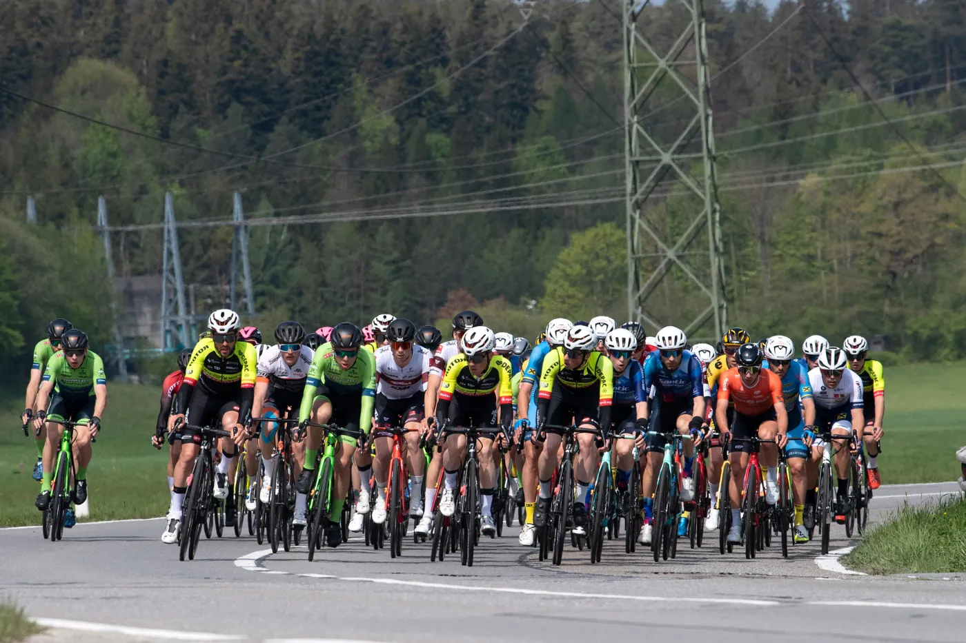 Kolarski peleton dziesiątkowany przez zarażenia koronawirusem