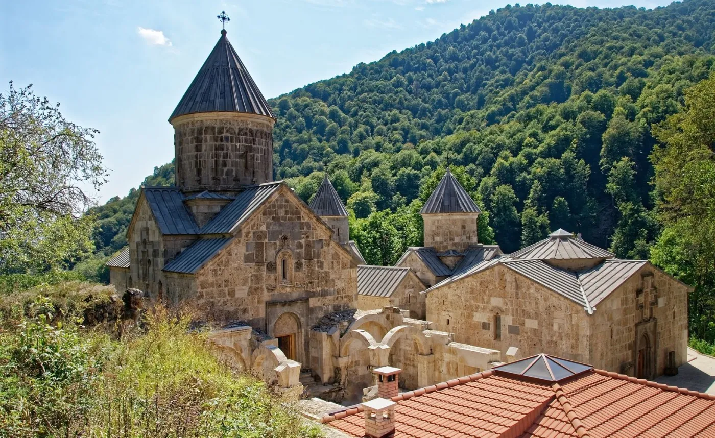 Nieoczywiste kierunki na wakacje 2022. Poznaj wyjątkowe miejsca na mapie świata 