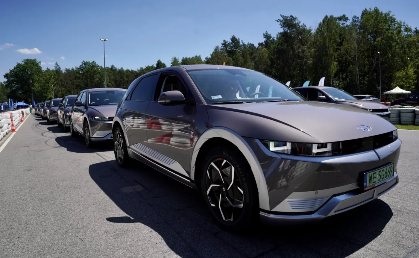Ioniq 5 z rekordową dostawą w Polsce. Samochody stoją po horyzont
