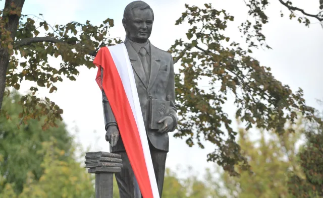 Oblał farbą pomnik Lecha Kaczyńskiego. 34-latek zatrzymany przez policję
