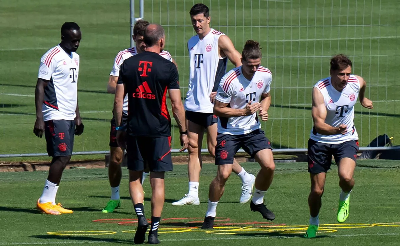 Ostatni trening "Lewego" w Bayernie. Na nagraniu widać, jak żegna się z kolegami