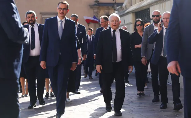 Gospodarka na zakręcie, a rząd wciska gaz do dechy [OPINIA]