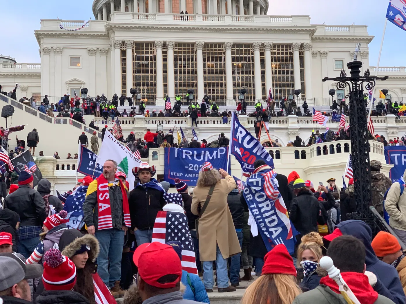 Szturm na Kapitol. Były doradca Trumpa ma zeznawać przed Kongresem