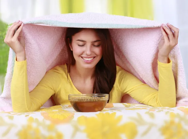 Domowe sposoby na ból gardła i chrypkę. Przede wszystkim nawilżaj błony śluzowe