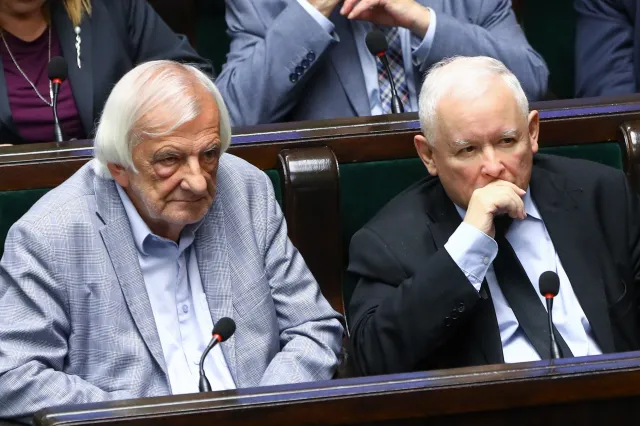 Kulisy posiedzenia klubu PiS. "Kto we wtorek zamiast głosować będzie oglądał mecz..."