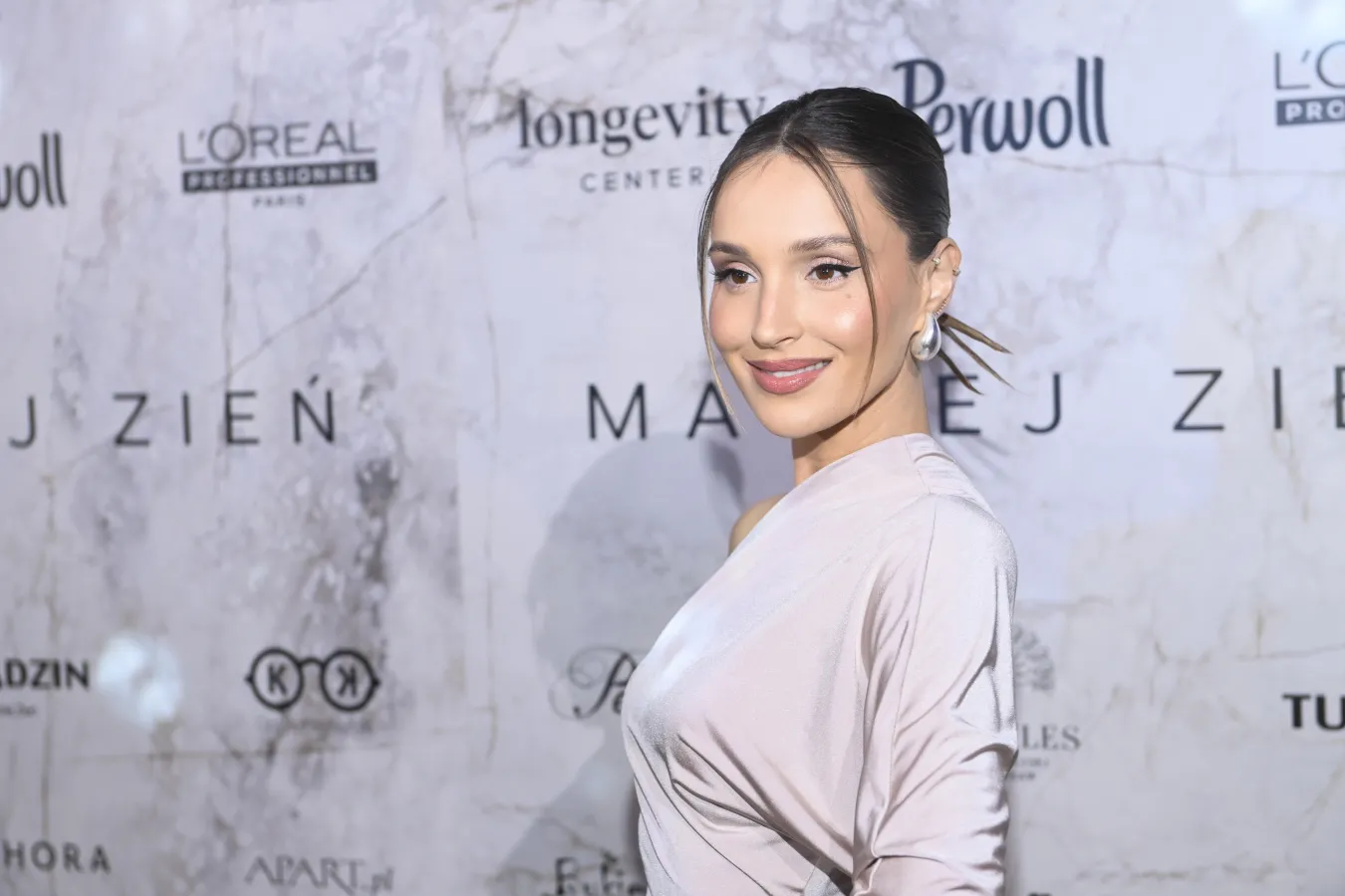 Marina Łuczenko-Szczęsna odbiera gratulacje po obronie karnego przez męża