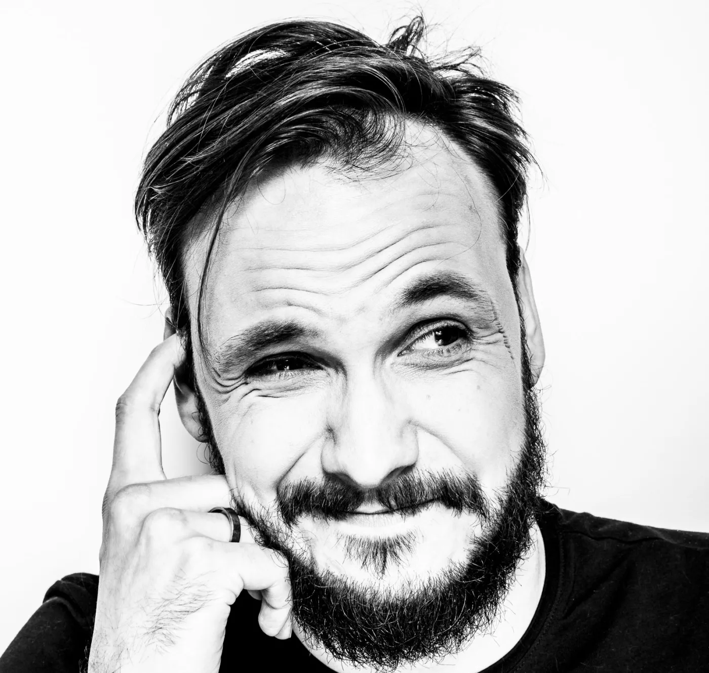 Piotr Niesłuchowski zapowiada solowy album. Posłuchaj utworu "Bij"