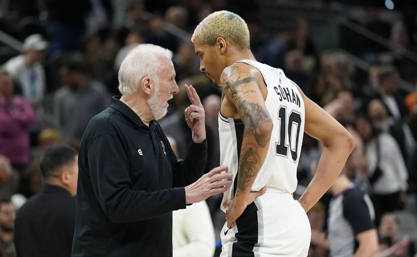 Trener Gregg Popovich i Jeremy Sochan