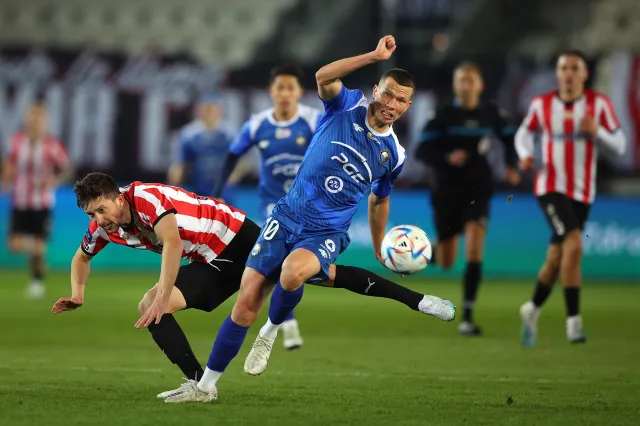 Przypadek, czy celowe działanie? Chłopiec do podawania piłek przerwał mecz w Krakowie [WIDEO]