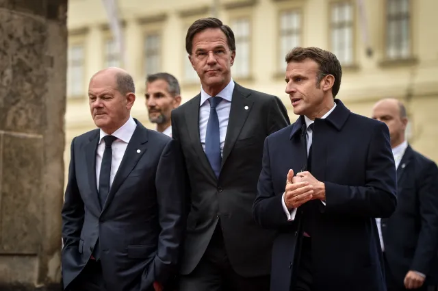 "Zełenski powinien zacząć rozważać rozmowy z Rosją"? "WSJ": Na to mieli naciskać Scholz i Macron