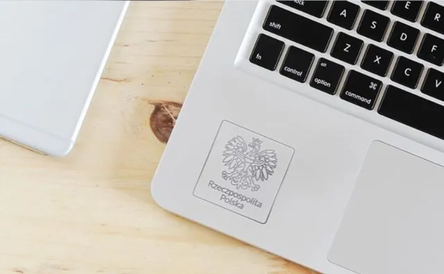 Orzeł na każdym laptopie dla czwartoklasisty. Tak chce rząd