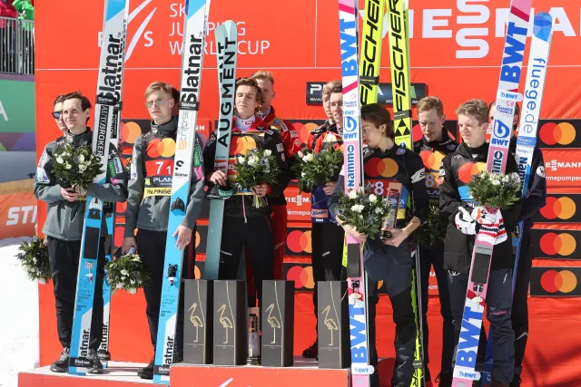 Piękny gest skoczków z całego świata dla Marty i Dawida Kubackich [FOTO]