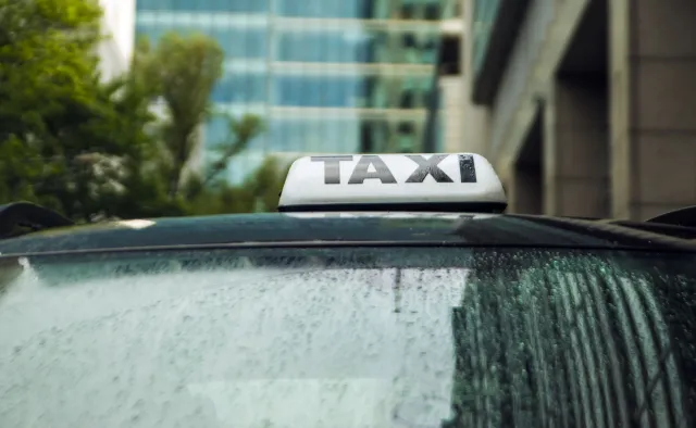 Protest taksówkarzy w Warszawie. Domagają się od rządu tarczy antykrysowej