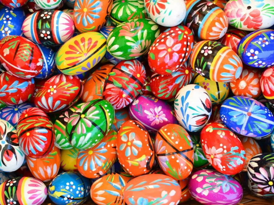 Pisanki to nie tylko polska specyfika! Wielkanocne tradycje z jajkiem w roli głównej