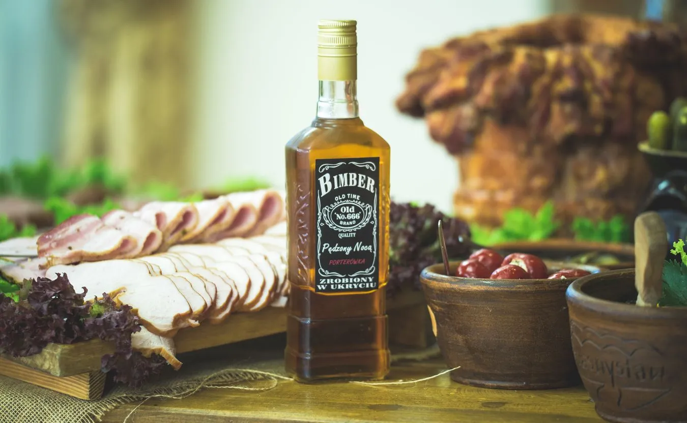 "Znaleziono sześć beczek z zacierem". Prowadził bimbrownię. Policji tłumaczył, że to... na urodziny