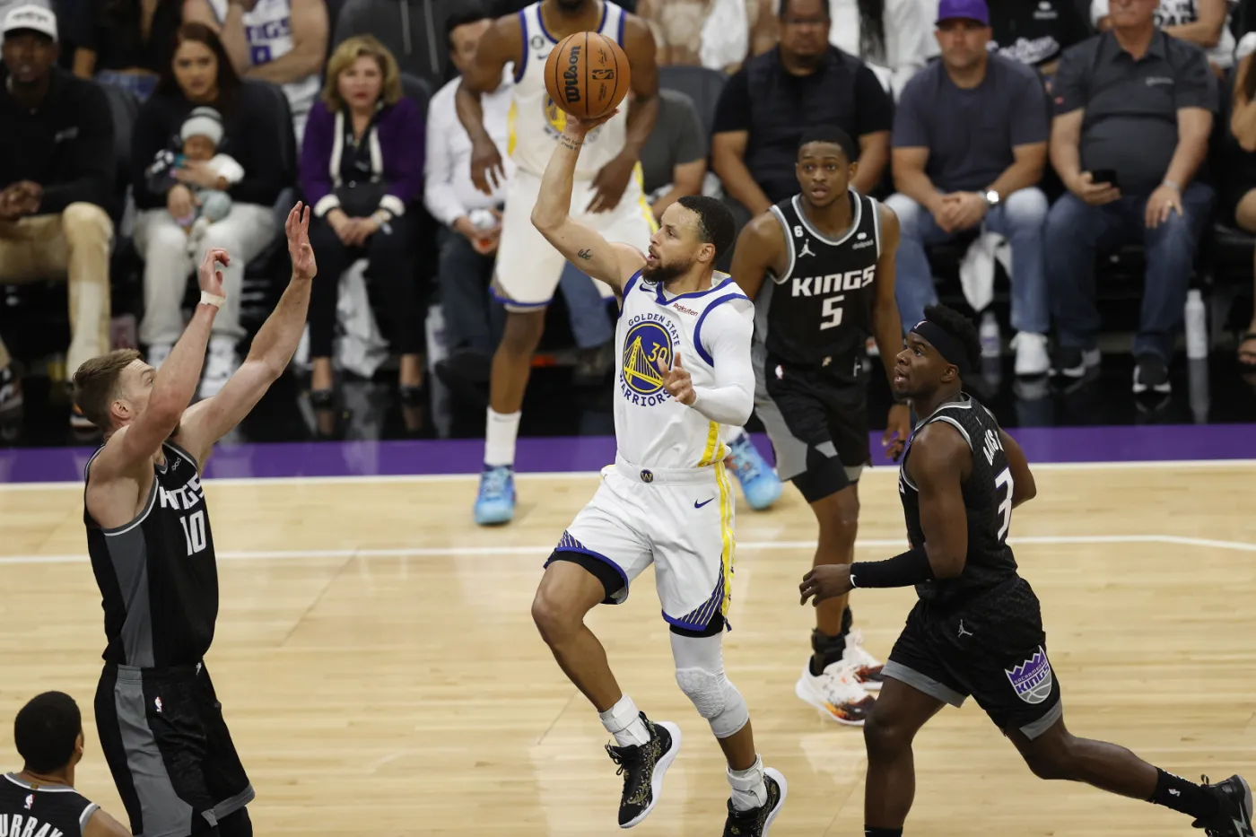 Broniący tytułu Warriors awansowali do drugiej rundy play off NBA
