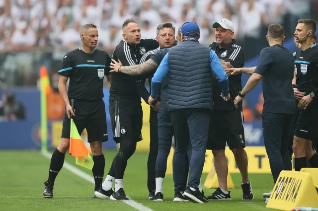 Bójka piłkarzy po finale Pucharu Polski. Legia nie potrafiła wygrać, Raków przegrać [WIDEO]