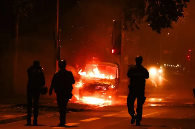 We Francji nadal wrze. Splądrowane sklepy i ataki na policjantów