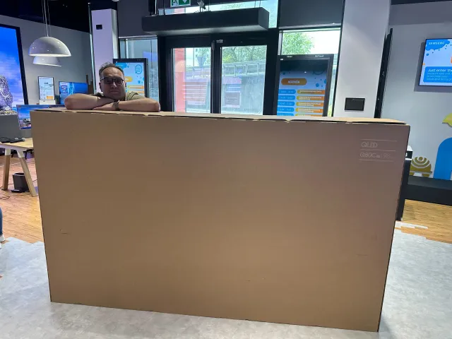 Ten telewizor to prawdziwy olbrzym. Oto 98-calowy Samsung Q80C [ZDJĘCIA]