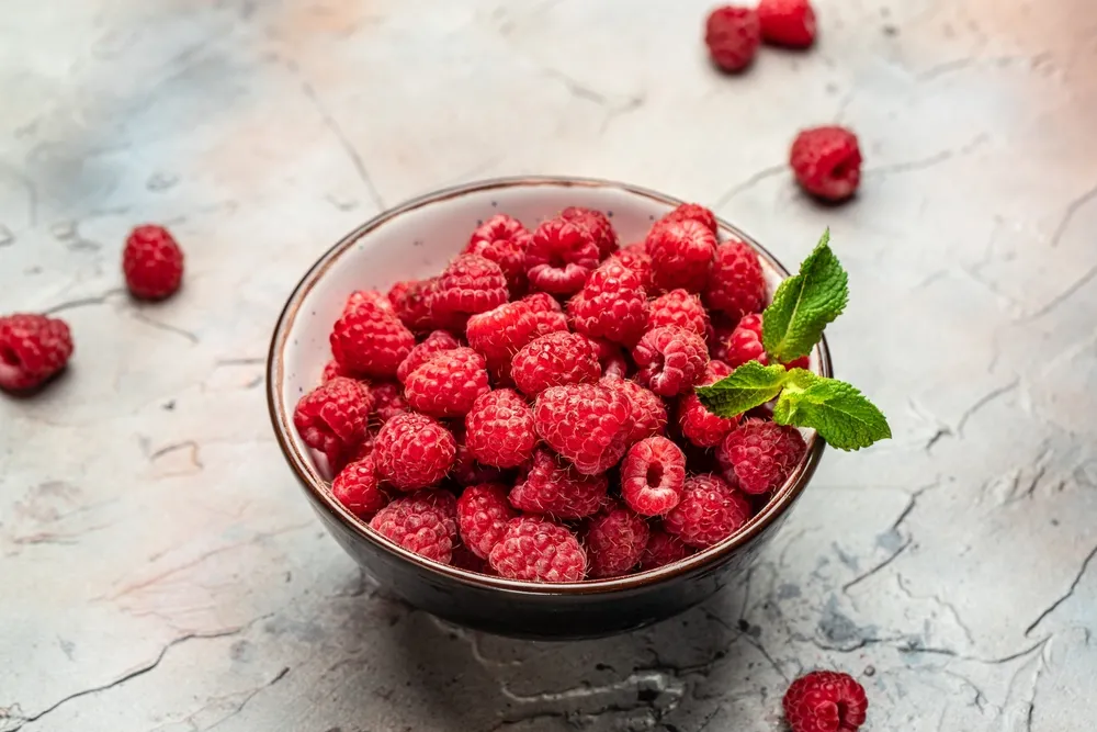 Polski naukowiec odkrył, jak wzmocnić prozdrowotne właściwości malin. Warto skorzystać z tej metody!