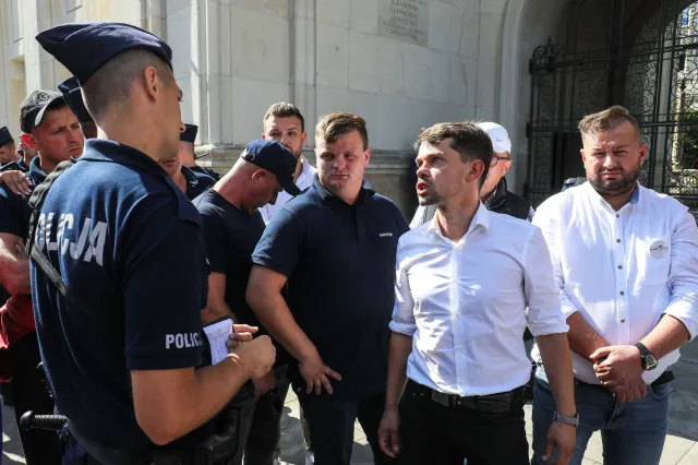 "Podnóżek Tuska" kontra "Kaczyński się w grobie przewraca". Awantura w resorcie rolnictwa