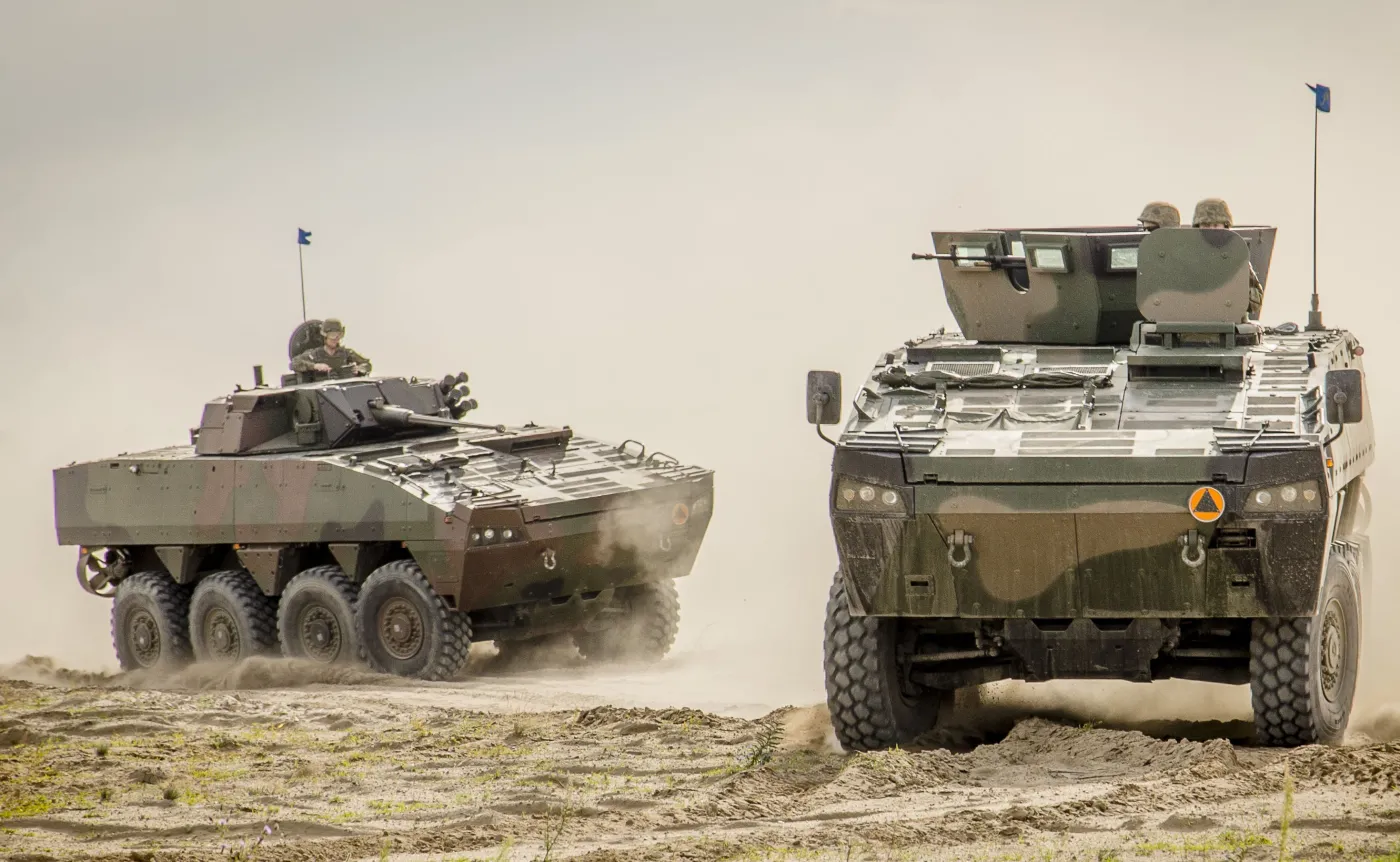 Wojskowy Rosomak zderzył się z osobówką. Utrudnienia w ruchu