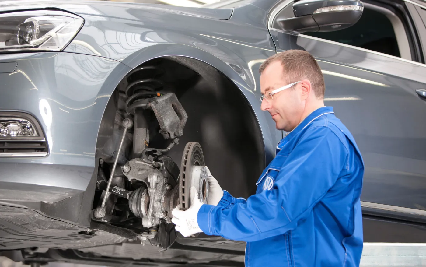 Układ hamulcowy to nie tylko klocki. Pamiętaj o TYCH częściach, inaczej będzie źle