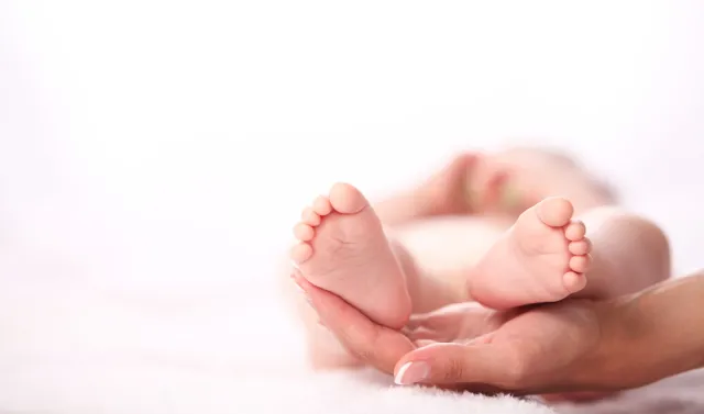 Roczne dziecko wypadło z okna. Sprawę zbada policja