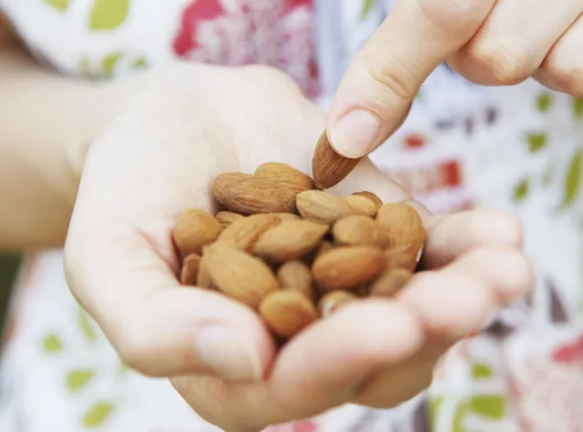 Są przekąski, które nie tuczą. Ale są i takie, przez które mamy udar mózgu. WNIOSKI z badania