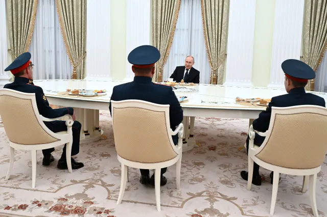 Z tego Rosja nie zrezygnuje. Brytyjski MON: To spotkanie Putina jest dowodem