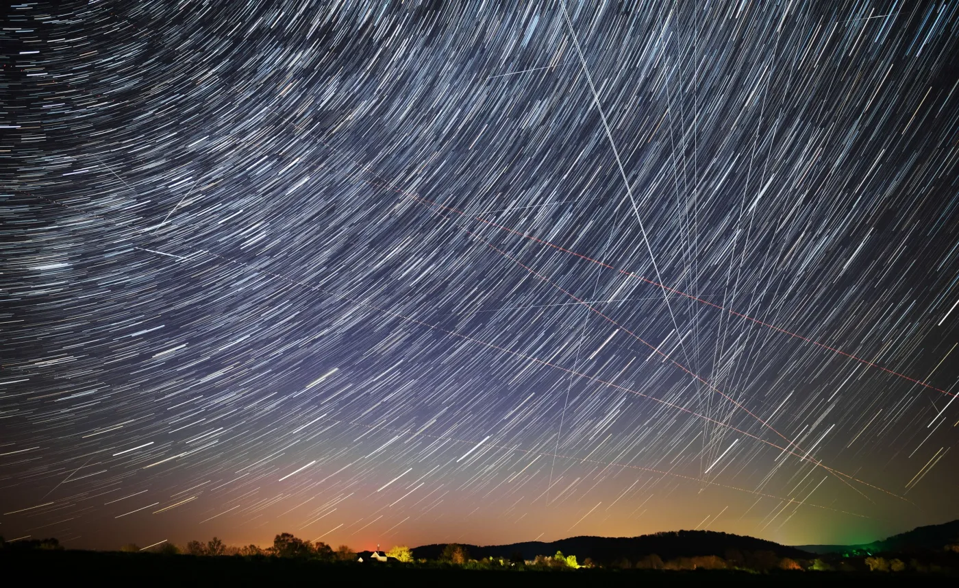 Satelity Starlink Space X poważnym zagrożeniem? Astronom: Mogą zaburzyć pomiary [WIDEO]