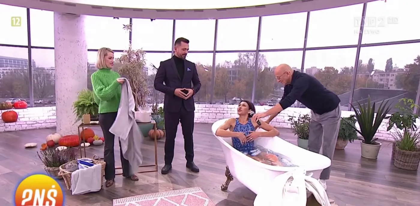 Lodowata kąpiel w studiu TVP. Anna Popek wskoczyła do wanny w samym kostiumie [FOTO]