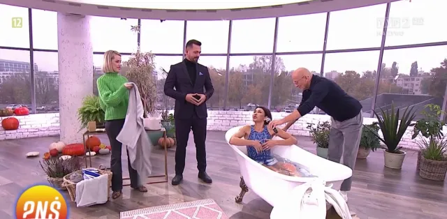 Lodowata kąpiel w studiu TVP. Anna Popek wskoczyła do wanny w samym kostiumie [FOTO]