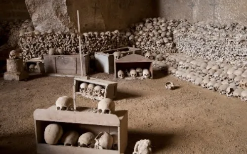 Niezwykły cmentarz w Neapolu. Mieszkańcy "adoptują" na nim czaszki