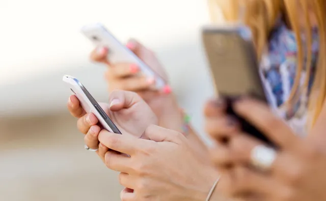 Internet nielimitowany tylko w reklamach. Jak tłumaczą się telekomy?