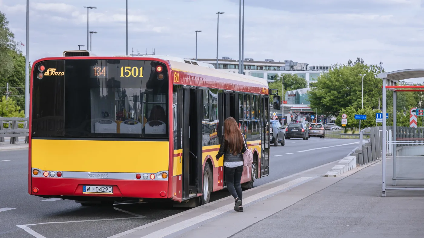 Tramwaj i autobus ostrzelane z wiatrówki przy Dworcu Gdańskim w Warszawie