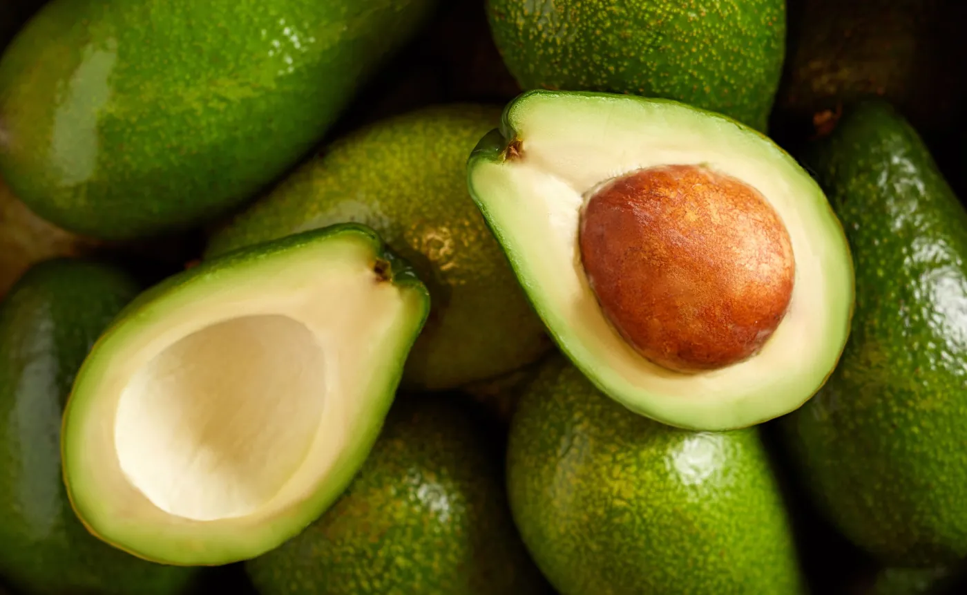 Nie wyrzucaj pestek z awokado, moreli, winogron. Tylko je zjedz!